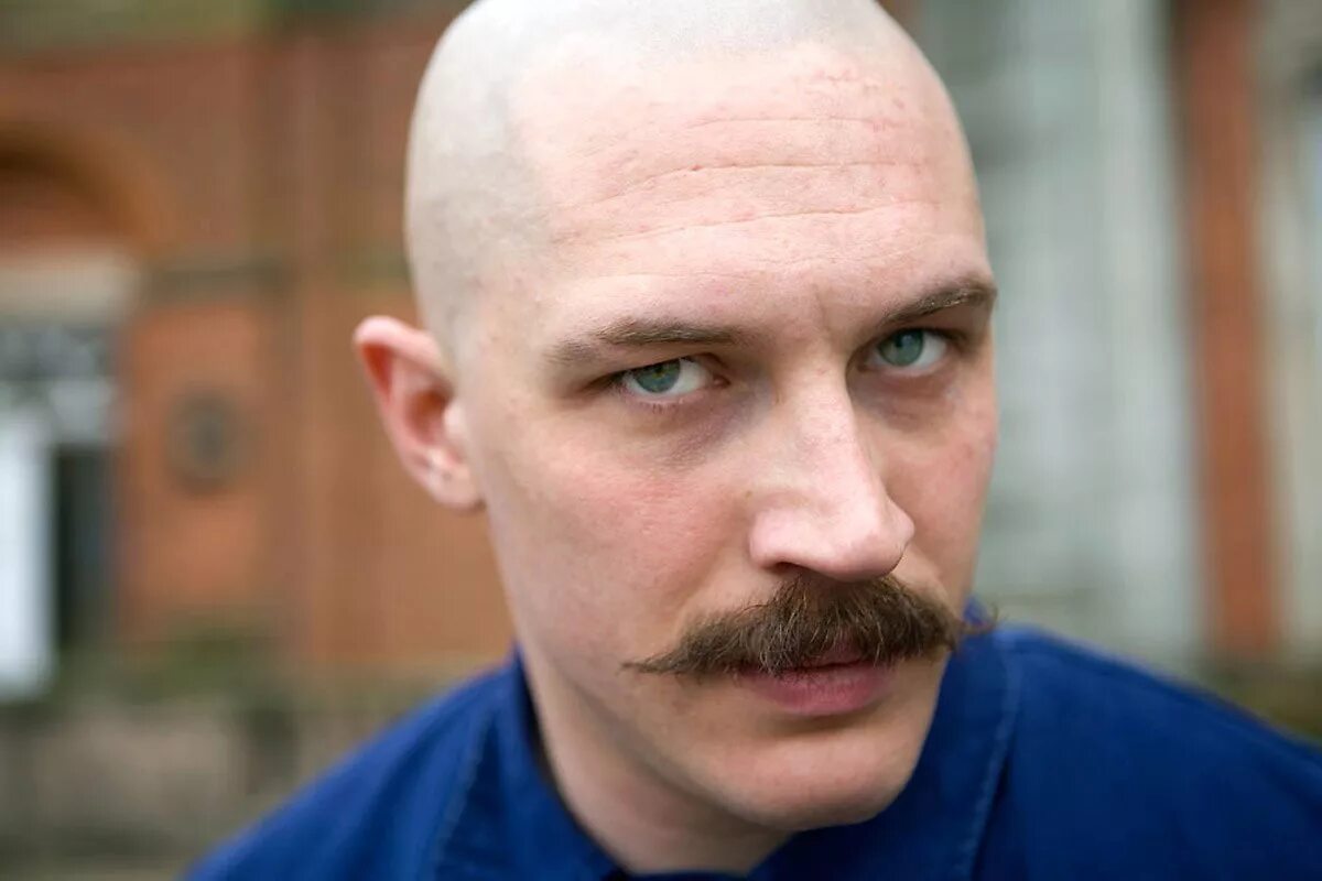 Бронсон с томом харди. Бронсон. Бронсон Bronson 2008. Том Харди Бронсон.