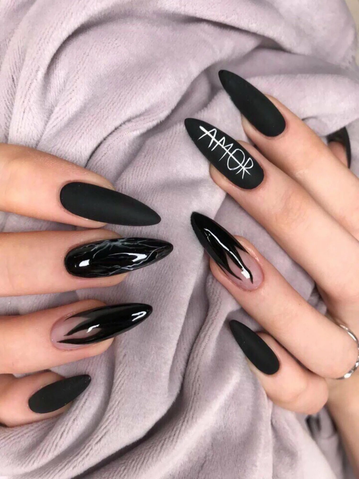 черные ногти миндаль. черный острый маникюр. длинные черные ногти маникюр миндаль. чёрный маникюр на длинные ногти. чёрный маникюр на длинные ногти миндалевидной.