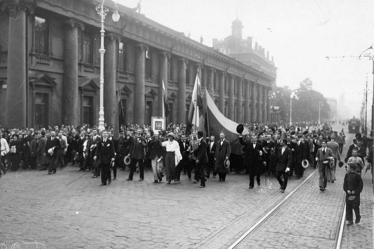 Дворцовая площадь объявление войны 1914. Манифестация на Дворцовой площади 1914.