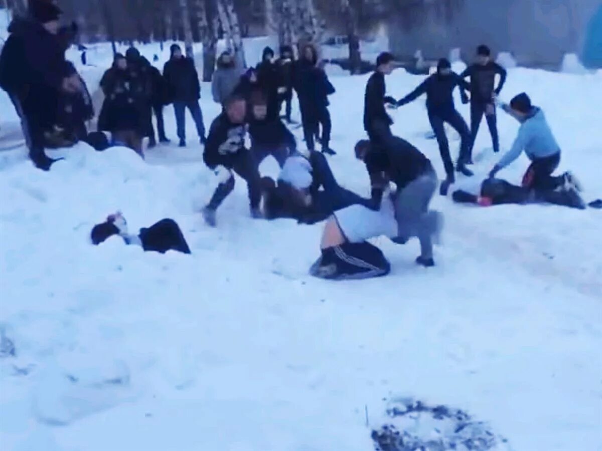 Массовы драки видео. Стенка на стенку. Драка подростков стенка на стенку. Массовая драка подростков.