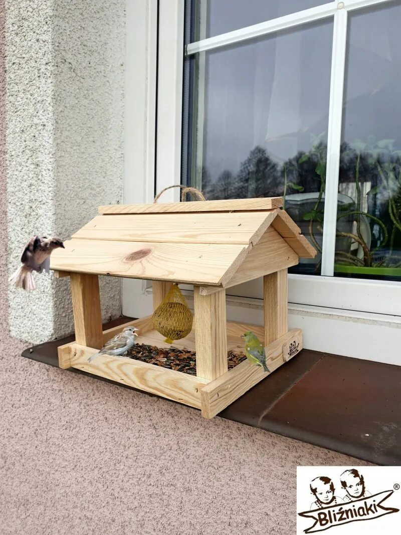 Креативная кормушка для птиц. Как прикрепить кормушку. Кормушка для птиц. Кормушка для птиц из дерева. Кормушка для птиц.