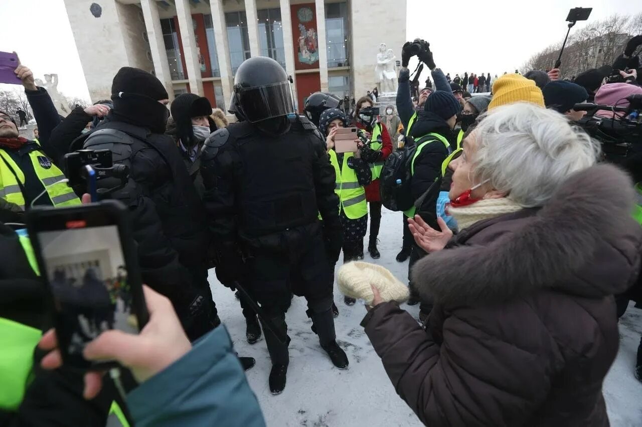 Митинги в петербурге сегодня. Митинги в Санкт-Петербурге сейчас. Демонстрации в Санкт-Петербурге сейчас. Протесты в Питере. Митинг в СПБ сегодня.