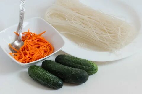 Рецепт фунчозы с морковью и огурцом