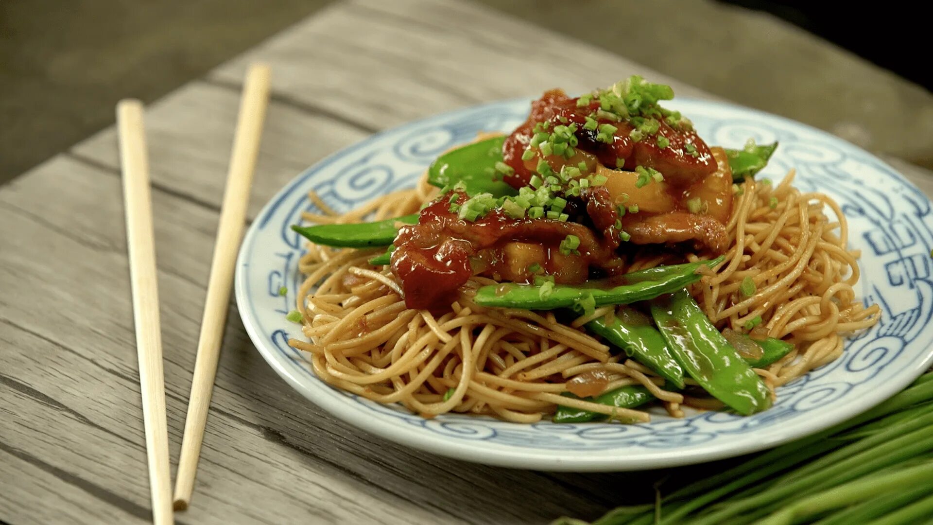 Chinese dishes. Китайская лапша Braised Pork Ribs Noodle. Chow Mein. Китайская кухня фон. Chifa еда.