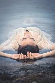 Поза в воде