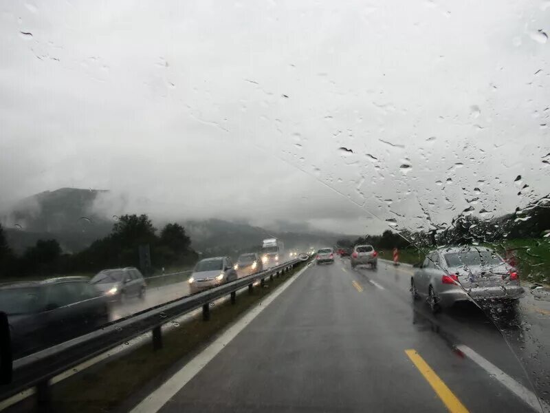 Где закончится дождь. Граница дождя фото. Где заканчивается дождь. Тбилиси в дождь фото. Граница где заканчивается дождь.