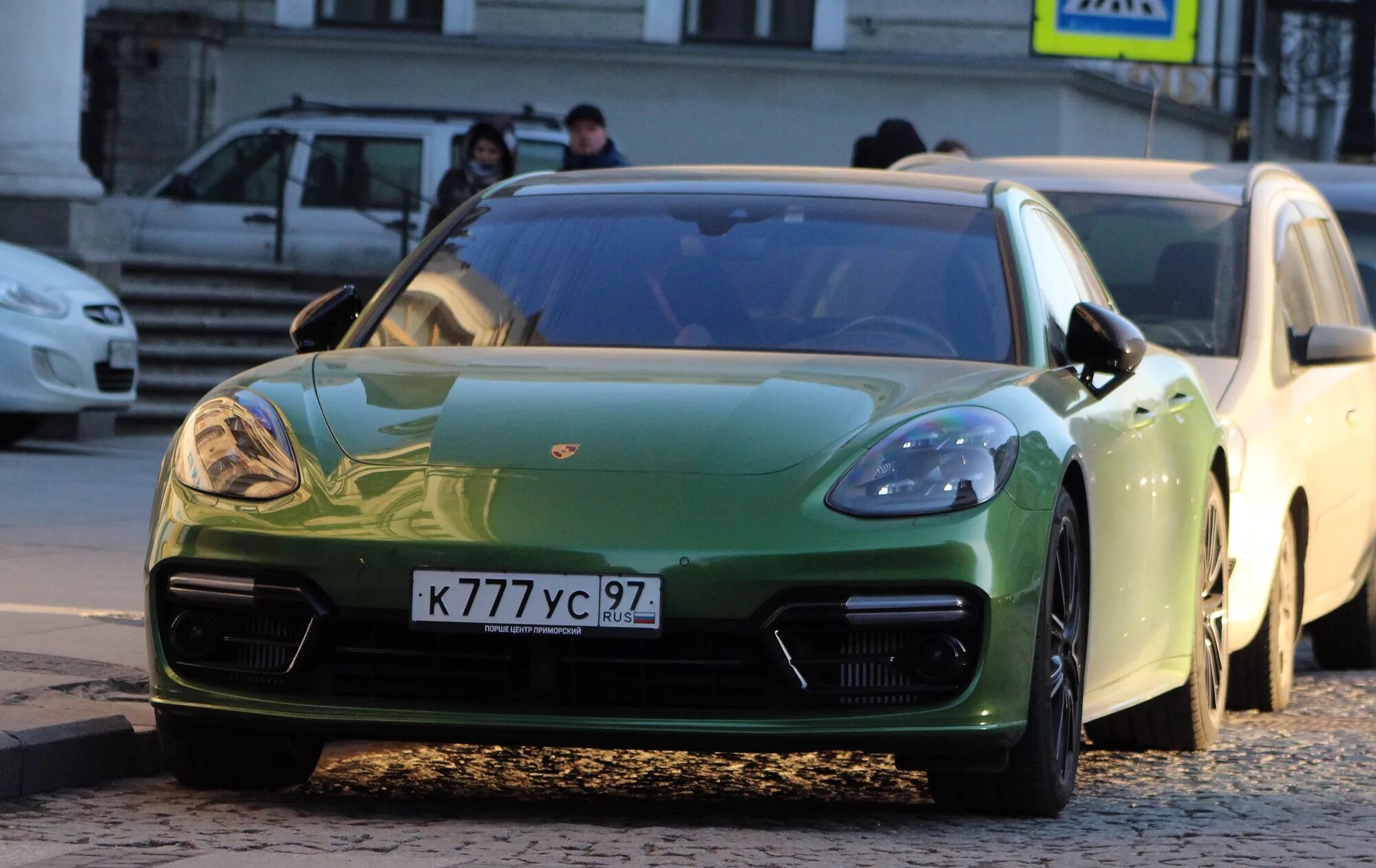 В первом номере зеленый. Porsche Panamera зеленая 777. Порше Панамера 777 номера. Porsche Panamera зеленый. К777ус97.