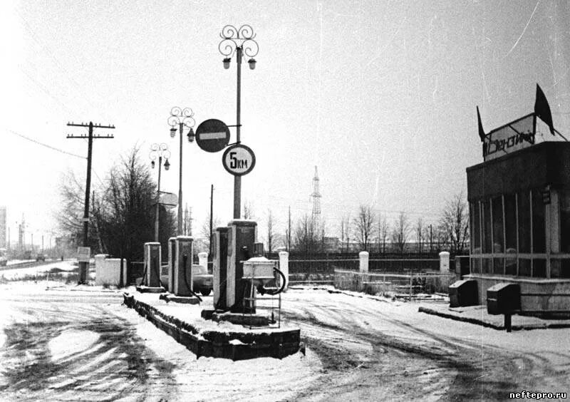 Автозаправка СССР 1970. Советская бензоколонка. АЗС 1980. Старая АЗС СССР. Александров улица гагарина