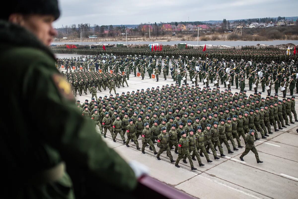 Рота обычный. Парад Алабино ВУМО. Сухопутные войска на параде. Строй солдат. Строй солдат на параде.