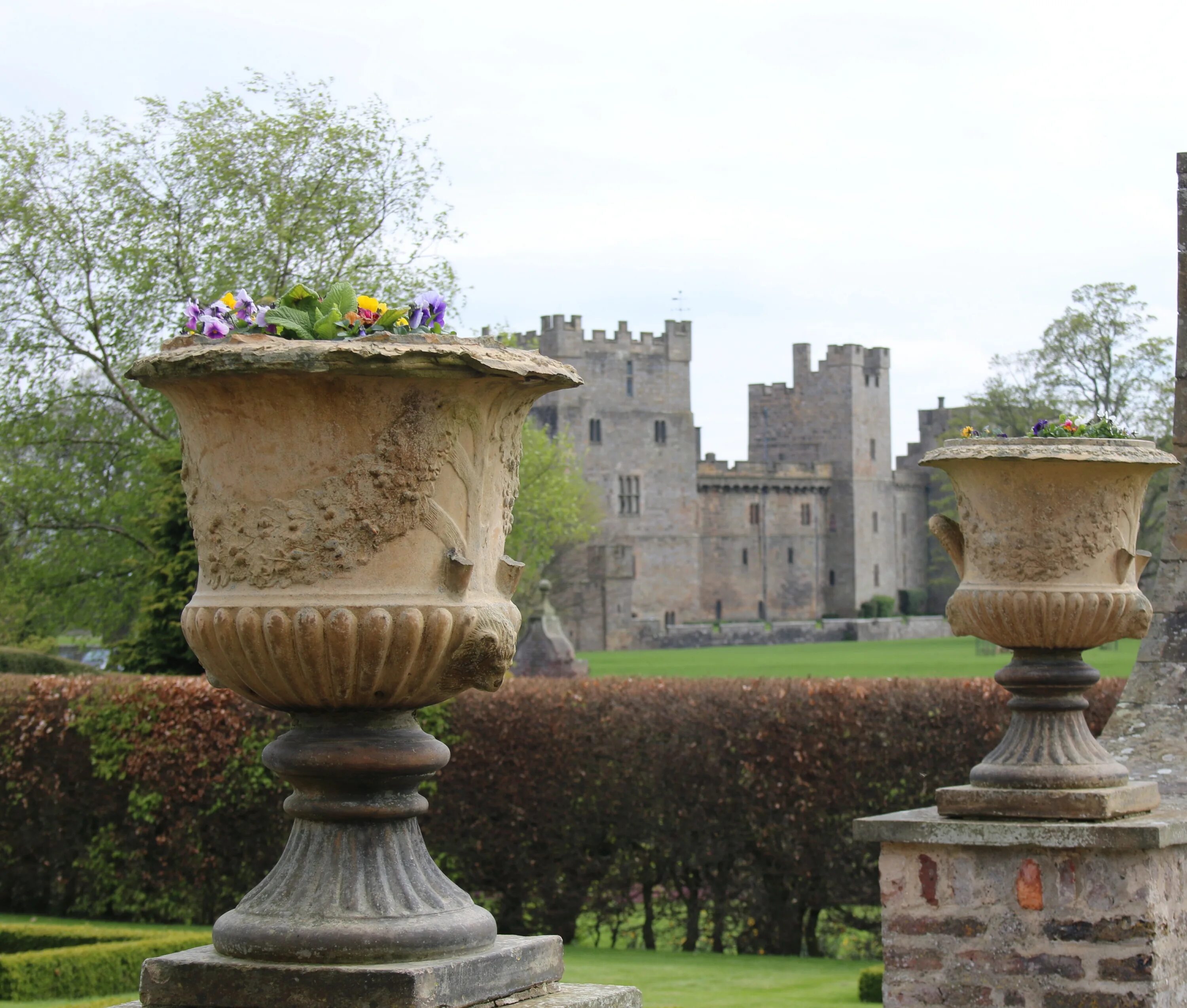 Архитектурный горшок 5 букв. Rambouillet Castle Garden скульптуры. Вазоны в архитектуре из натурального камня. Горшечный камень в архитектуре. Вазон Сицилия.