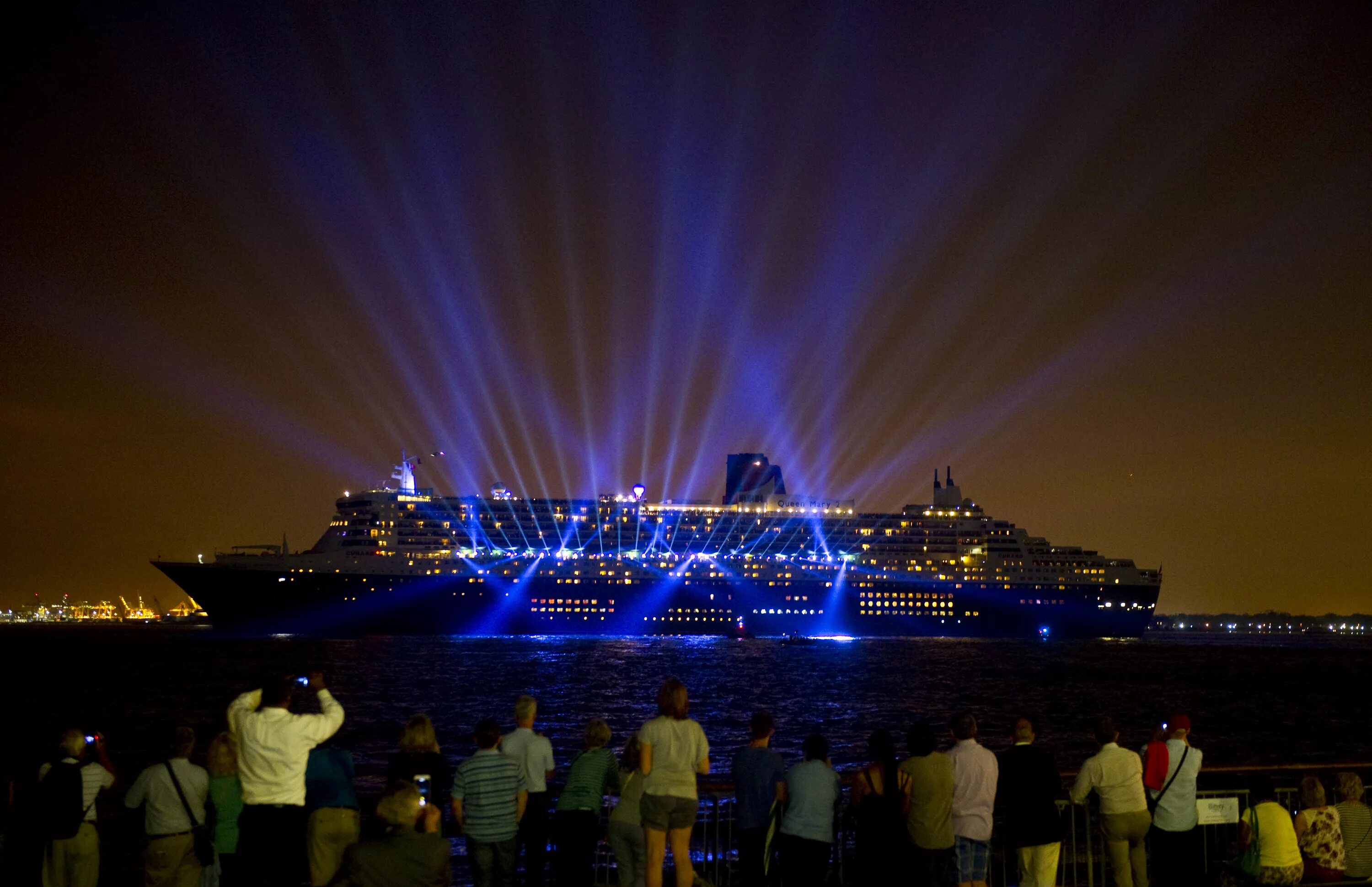 Show ships. Queen Mary 2. Queen Mary 2 лайнер ночью. Ночь на корабле. Корабль большие в ночью.