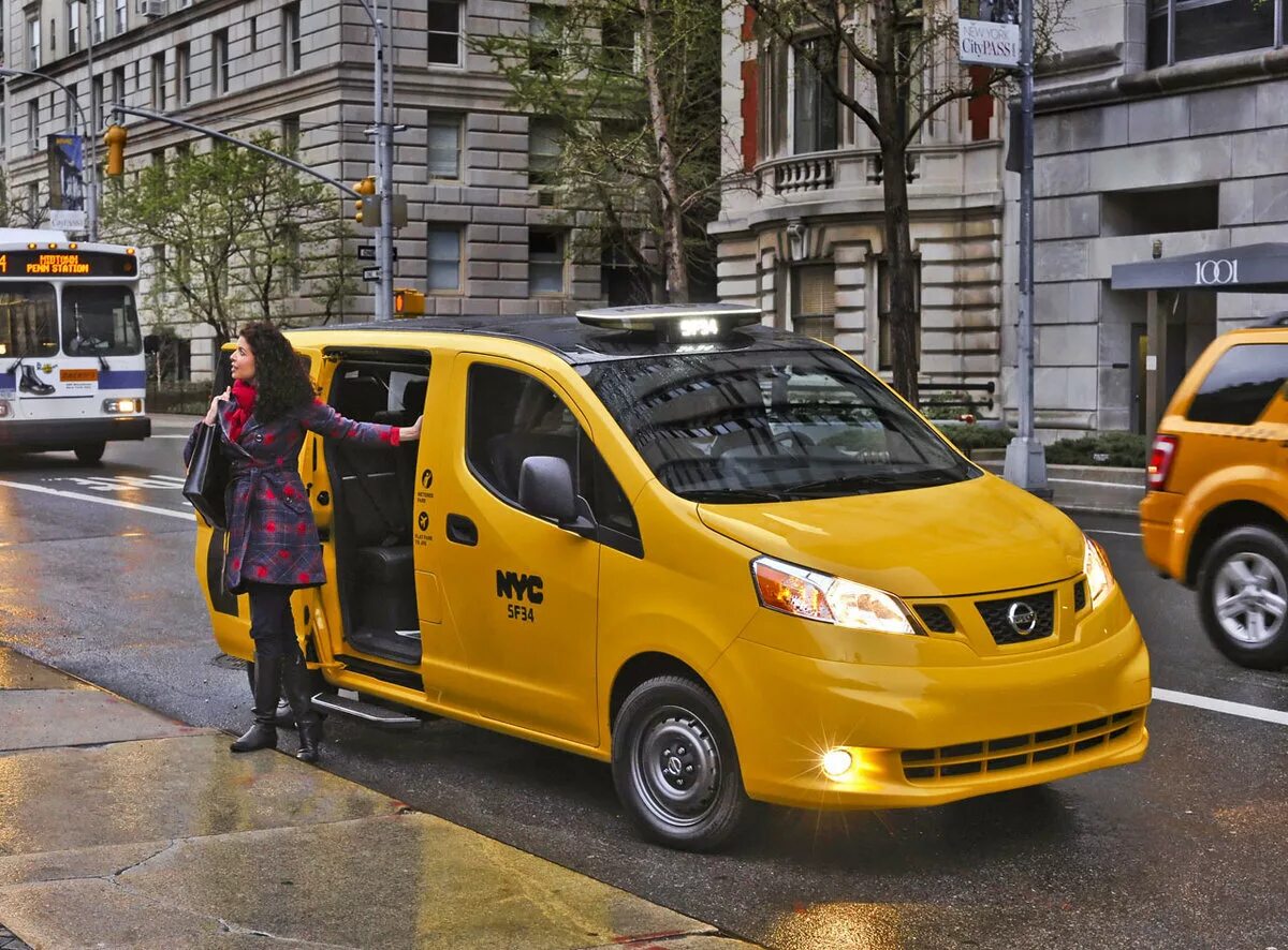 Машины для такси какие года подходят. Nissan nv200 Taxi. Ниссан нв 200 такси. Nissan nv200 New York. Nissan nv200 USA.