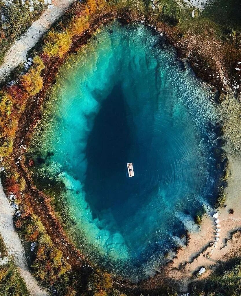 Озеро Главашево Хорватия. Озеро глаз дракона Хорватия. Голубая дыра Дахаб карстовая воронка. Юкатан полуостров большая голубая дыра. Водоемы нашей планеты