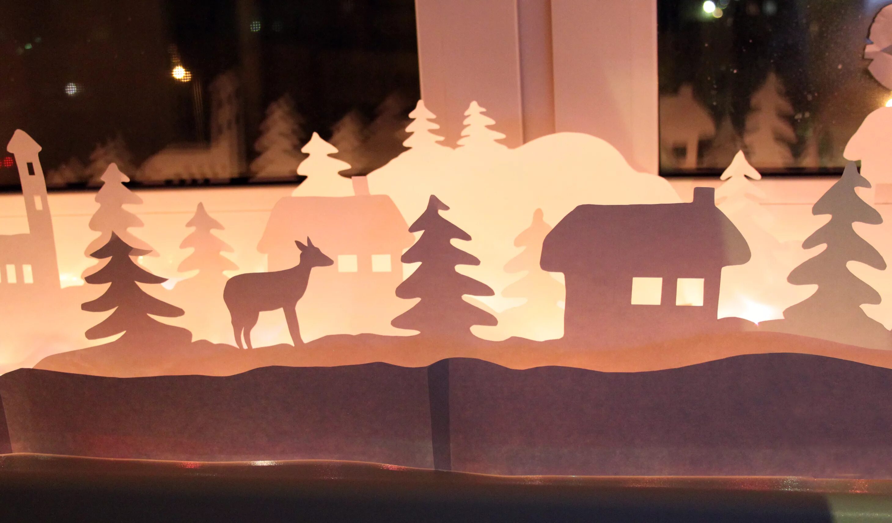 новогодние силуэты домов на окна. украшение на окно бумажные домики. трафарет на подоконник на новый год. трафареты на подоконник на новый год. украшения на окна домики.