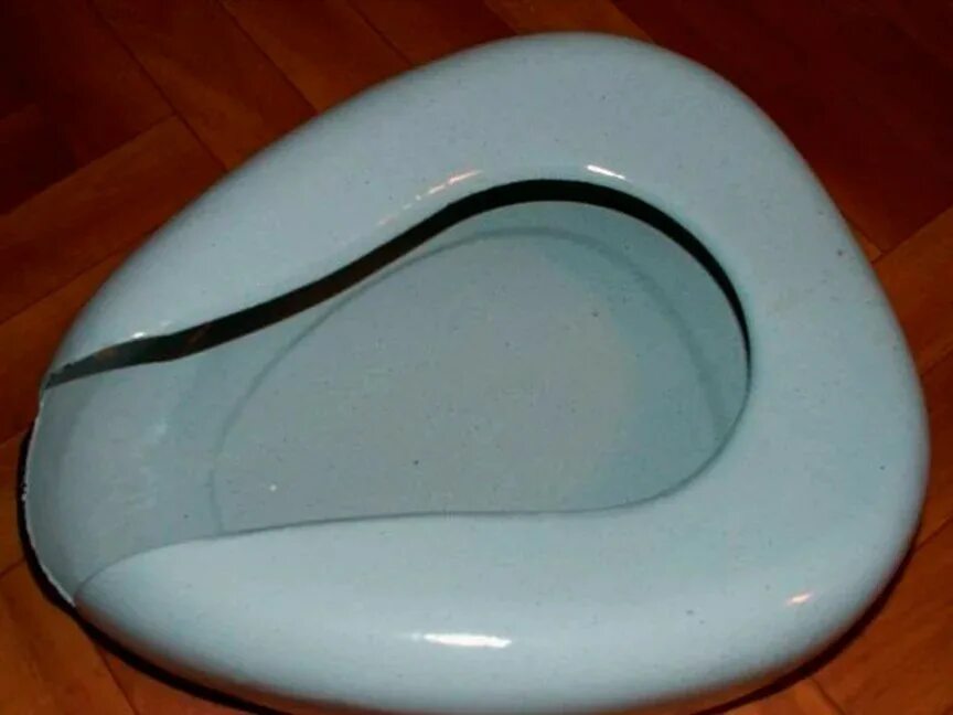 Утки сантехнические. Утка туалет. Судно медицинское подкладное эмалированное. Хожу в туалет как утка. Подача судна тяжелобольному пациенту.