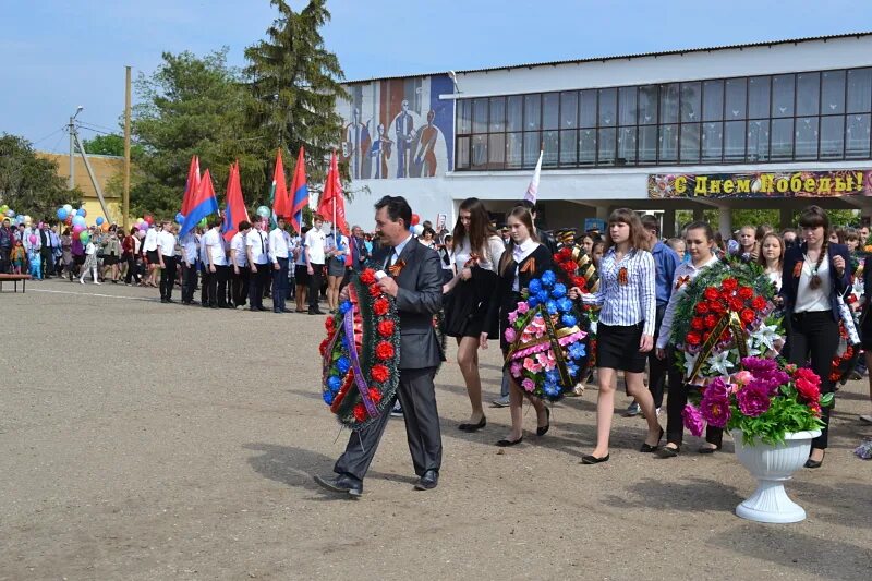 Подслушано енотаевка в контакте. Енотаевка школа. Школа село Енотаевка. МКОУ СОШ селе Енотаевка. 9 Мая в Енотаевке.