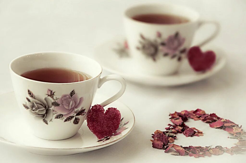 Два утра. Две чашки чая. Две кружки чая. Две кружки с чаем. Две чашки чая на столе.