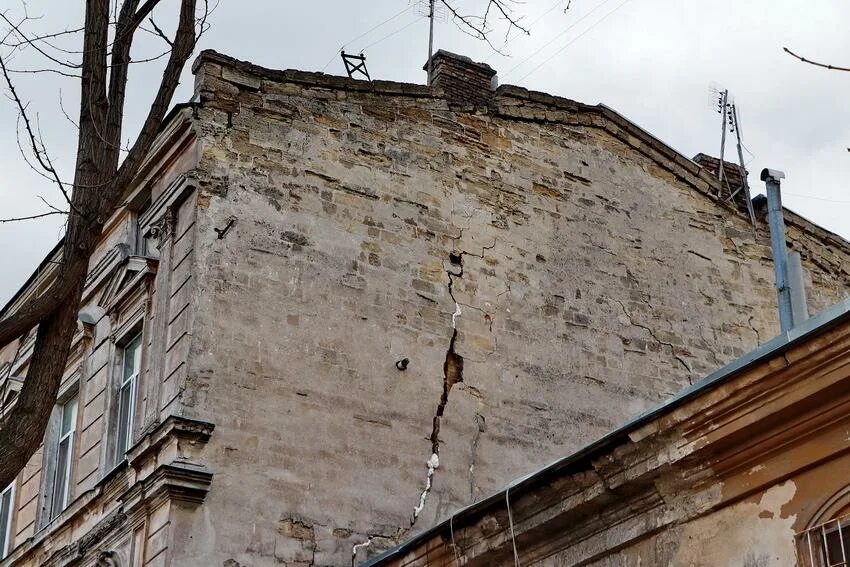 Сайт жкх переселение из аварийного жилья. Ветхое жилье в Одессе. Ветхое и аварийное жилье. Аварийное жилье 2023. Верхотурье аварийное жилье.