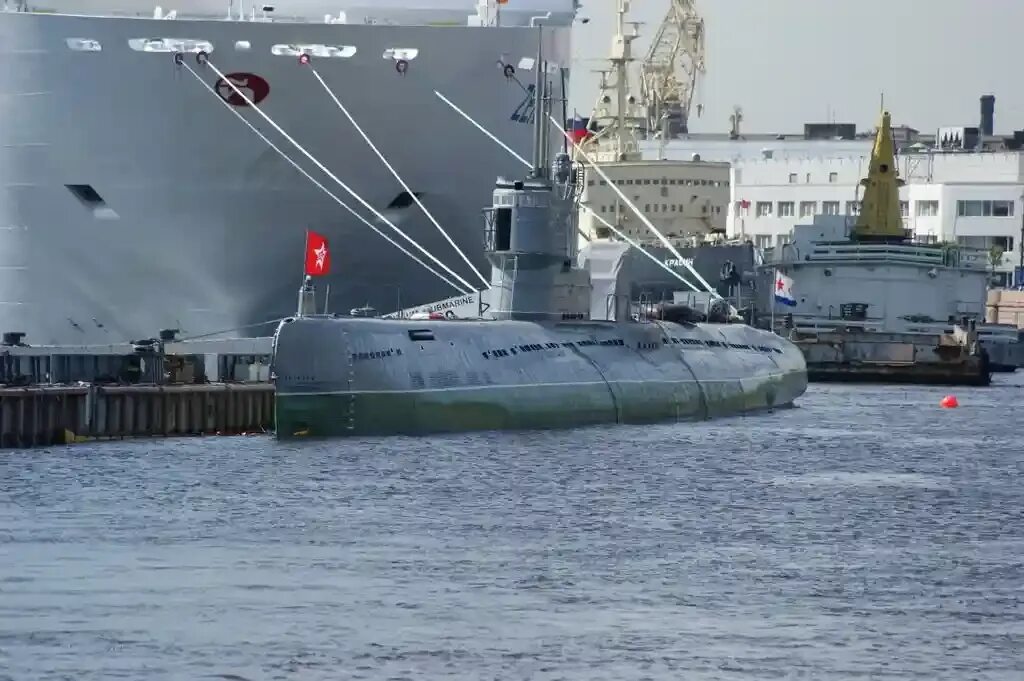 Подлодка музей в санкт-петербурге с-189 в санкт-петербурге. Подводная лодка с-189 санкт-петербург. Подводная лодка с 189 фото. Подводная лодка с 189 фото. Санкт-петербург набережная лейтенанта шмидта подводная лодка с-189.