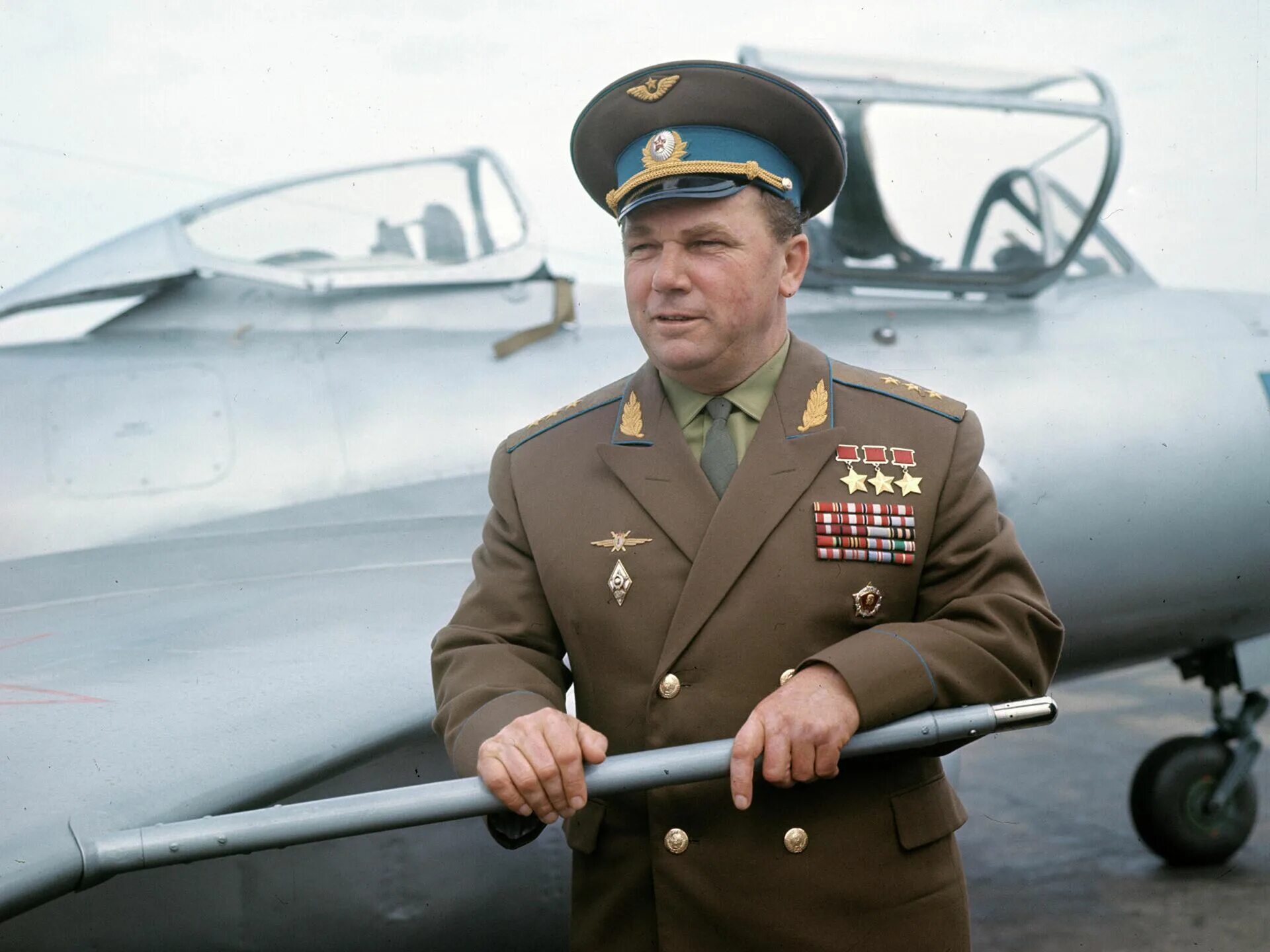 летчик ас кожедуб. трижды герой кожедуб. трижды герой кожедуб. покрышкин и кожедуб трижды герой советского союза. кожедуб герой советского союза.