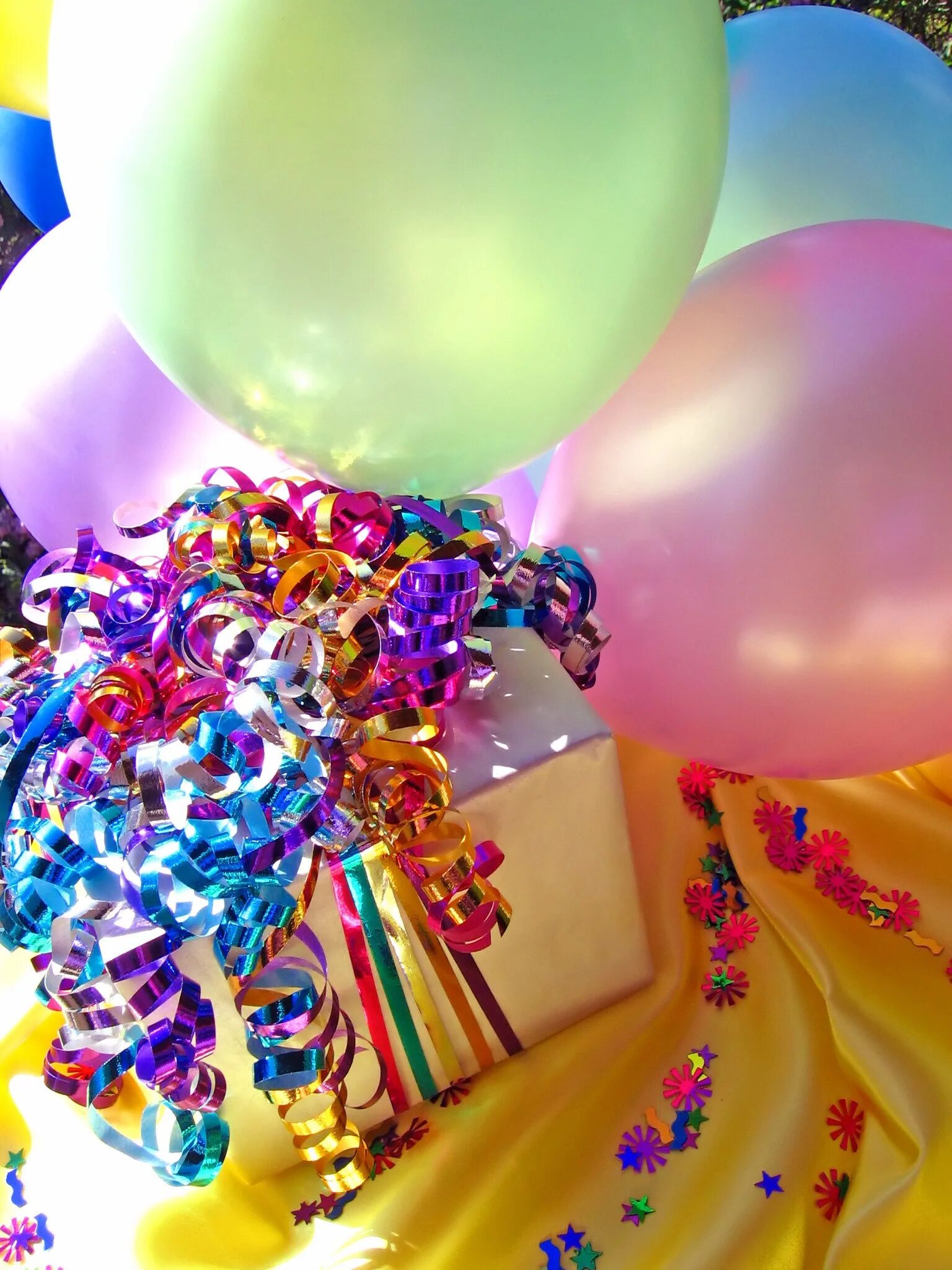 Цветное день рождения. С днём рождения шарики. Красивые шарики на день рождения. Шарики подарки. С днём рождения яркие.