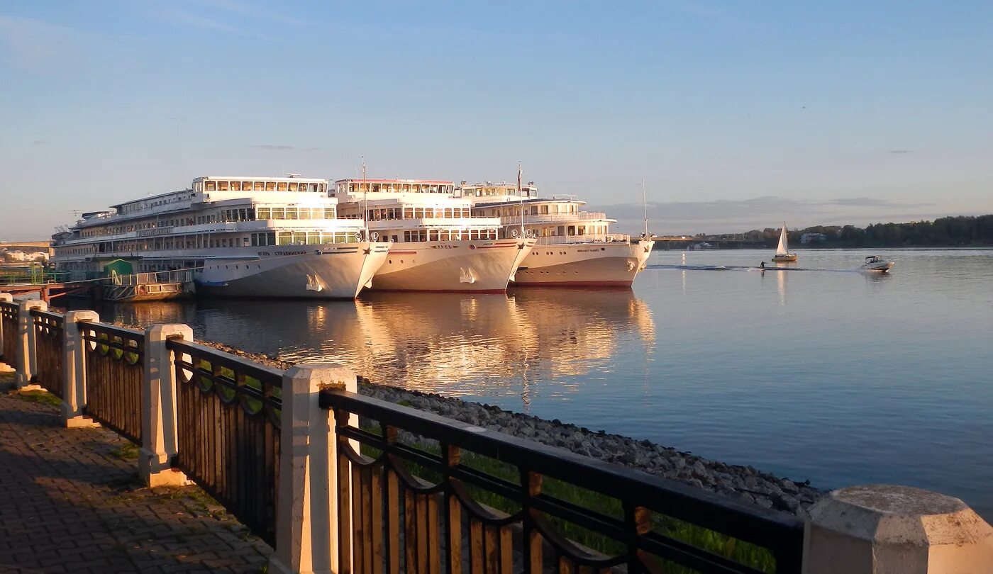 Берег реки волги кострома. Города стоящие на берегу волги. Города стоящие на берегу волги. Набережная реки волга кострома. Берег волги ярославль.