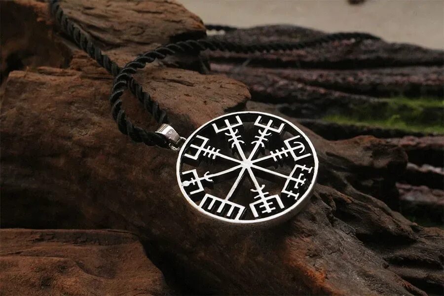 Вегвизер. Небесный компас викингов камень. Вегвизер вариации. Картина из металла компас викингов.