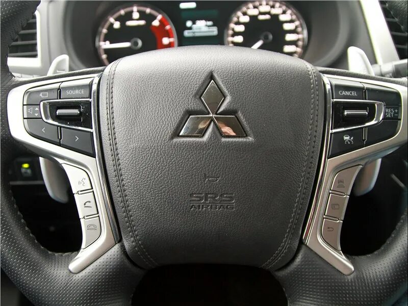 Руль pajero sport 2. Паджеро спорт 2 кнопки на руле. Руль митсубиси паджеро 4. Руль митсубиси паджеро спорт 3. Паджеро спорт 2011 руль.
