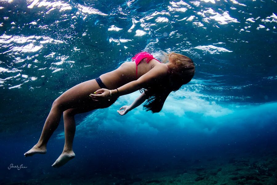 Девушка под водой. Девушка плавает. Девушка плывет. Девушка плавает в море.