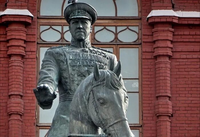На женщин, повредивших памятник Жукову на Манежной площади, завели дело - Недвиж