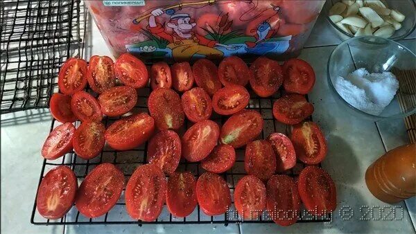 Копченые томаты. Копченые помидоры. Копчение томатов. Копченые томаты купить.