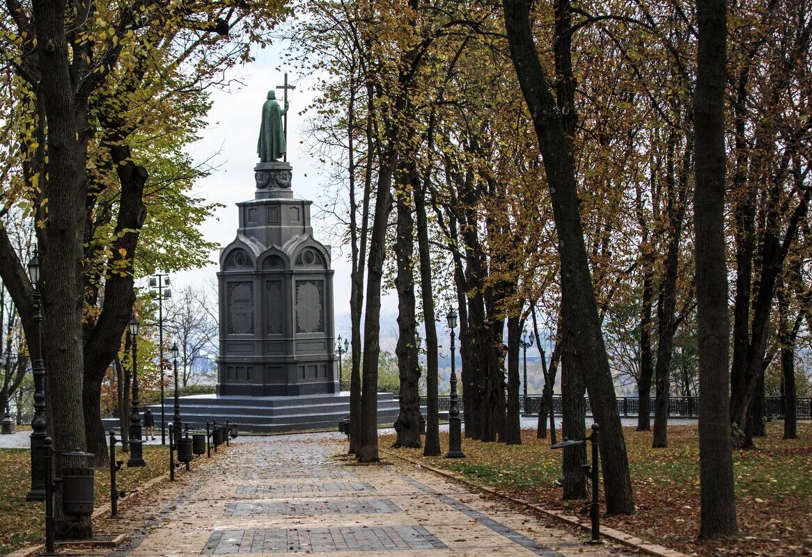 Памятник Владимиру в Киеве на Владимирской Горке. Памятник Владимиру Мономаху в Киеве. Памятник в киеве александру