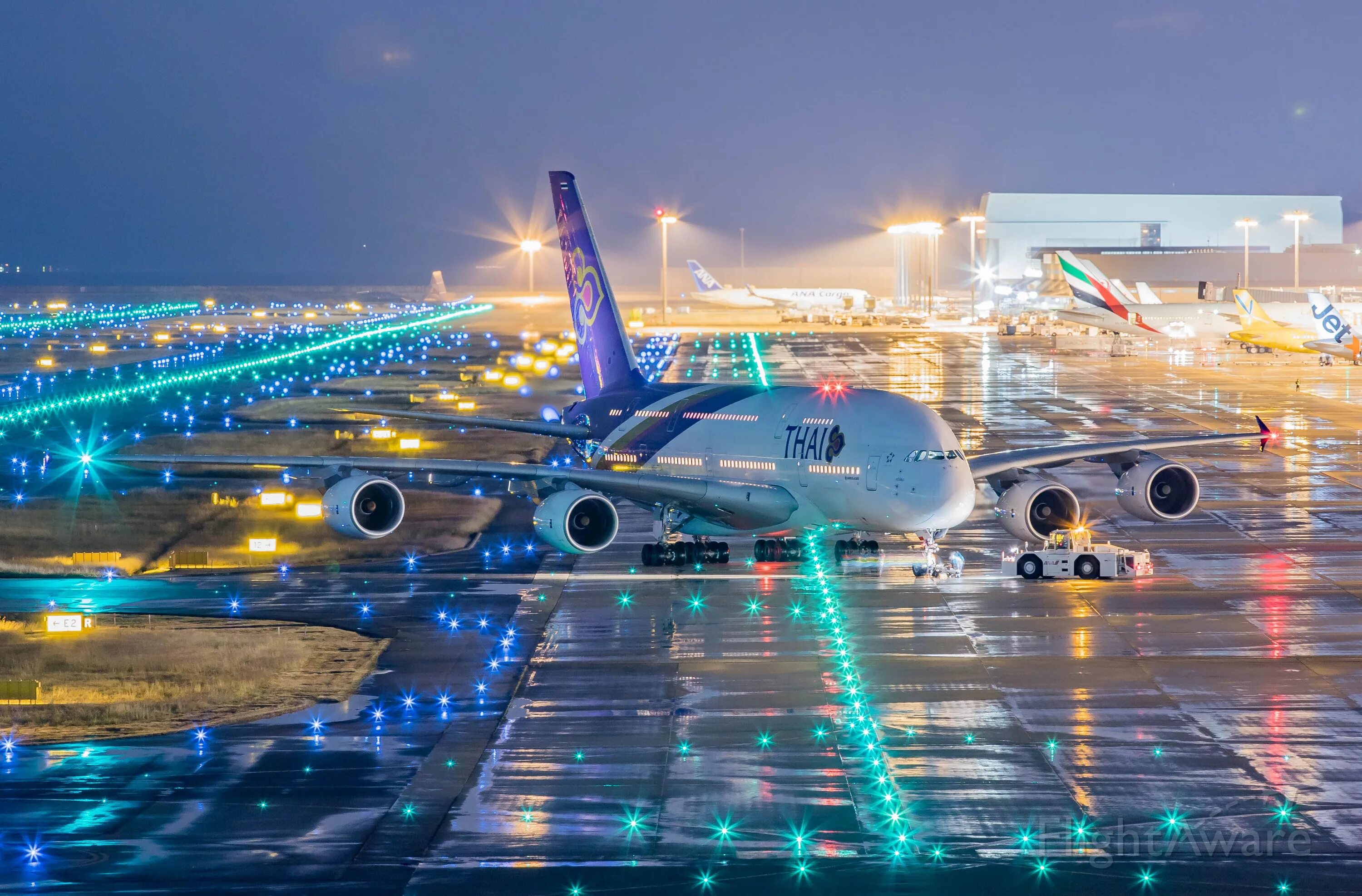 Покажи фотографии самолетов. Airbus 380 ночью. Airbus a380 взлет. Аэробус а380 в аэропорту. Airbus a380 фото.