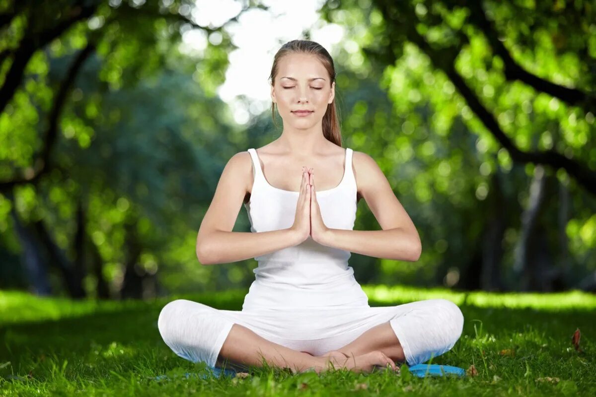 Как расслабляются женщины. Медитация на расслабление. Йога на природе. Девушка медитирует. Аутотренинг медитация.