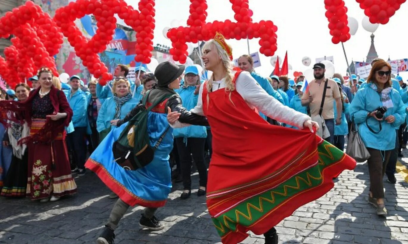 Первое мая. Праздник. Первое мая праздник праздники России. Празднично украшенные дома к 1 мая.