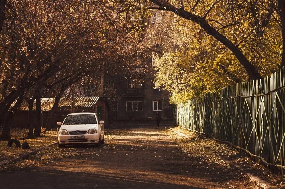 Осенняя улица 8. Осенний двор. Осень в городе. Осенний город. Осень Эстетика.