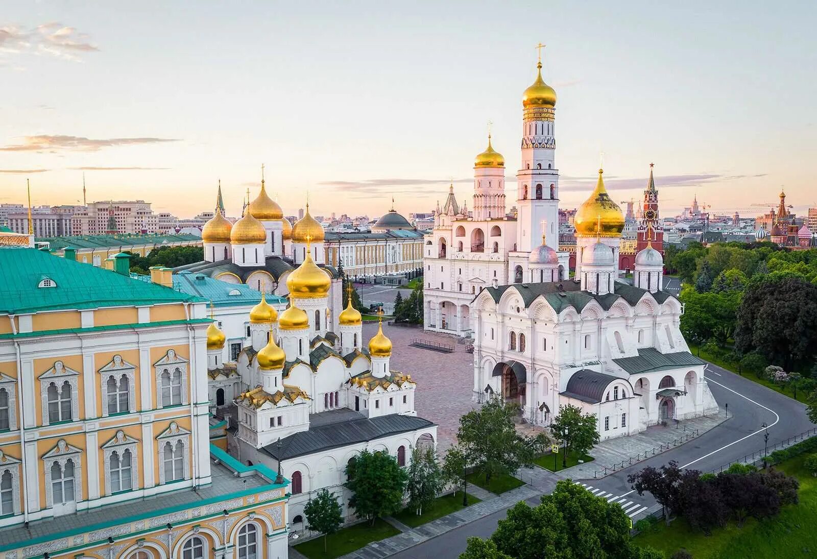 Какая церковь московского кремля. Соборная площадь Московского Кремля. Ансамбль Московского Кремля. Ансамбль Соборной площади Московского Кремля. Соборная площадь Кремля в Москве храмы.