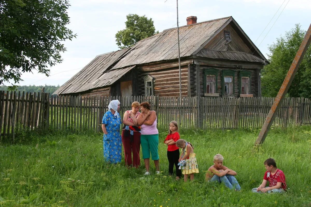 Жизнь в деревне. Деревенские люди. Деревня жителей. Деревенские жители. Почему город лучше деревни