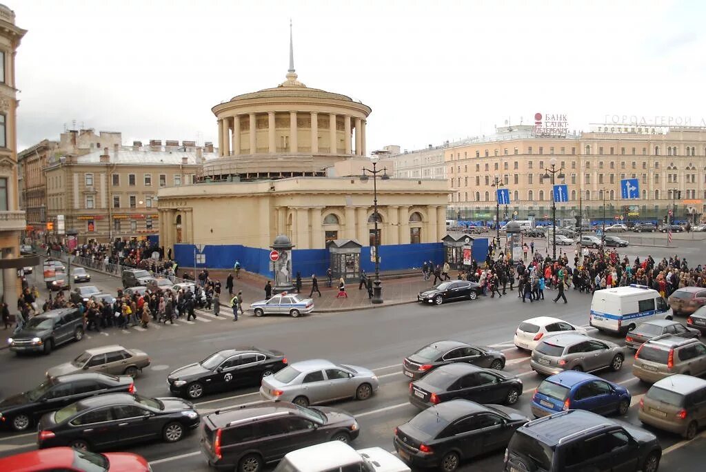 Метро площадь восстания снаружи. Табличка станция метро гастиныйдвор. Площадь восстания закроют. Центр питера площадь восстания. Площадь восстания закроют.