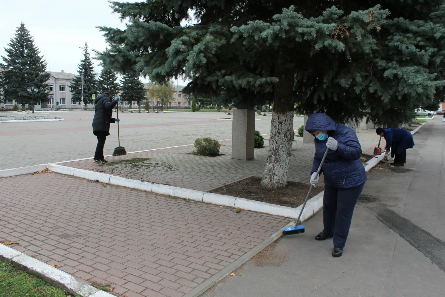 Последние новости суземки брянской. Площадь Суземка. Памятники в Суземке в центре у администрации. Суземка обстрел. Рабочий посёлок Суземка.