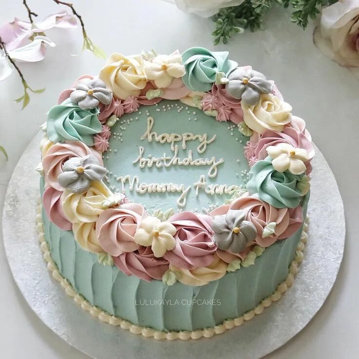 #cakes #cake #flowerlk #buttercreamcake #flowers #birthdaycake #cupcakes #cakesh
