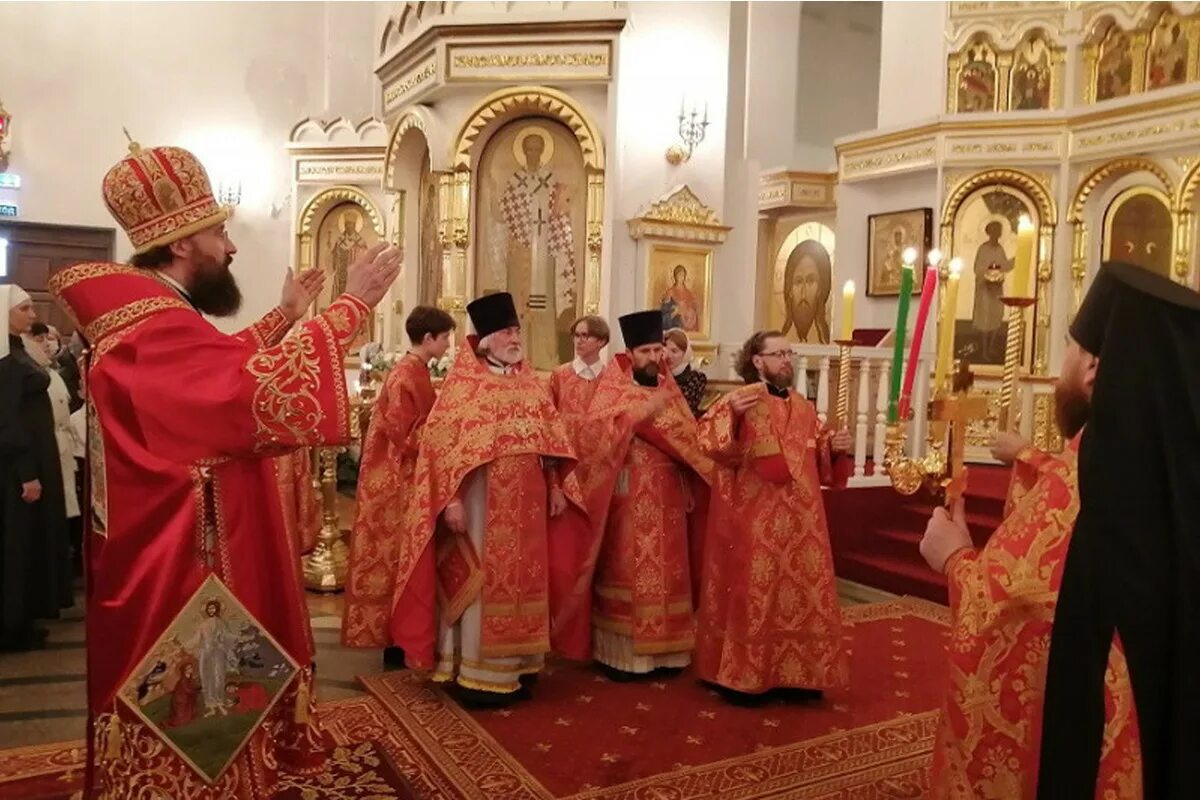 Служба в воскресенье вечером. Пасхальная служба в храме. Богослужение на Пасху. Пасха богослужение в православном храме. Пасхальная служба в храме 2022.