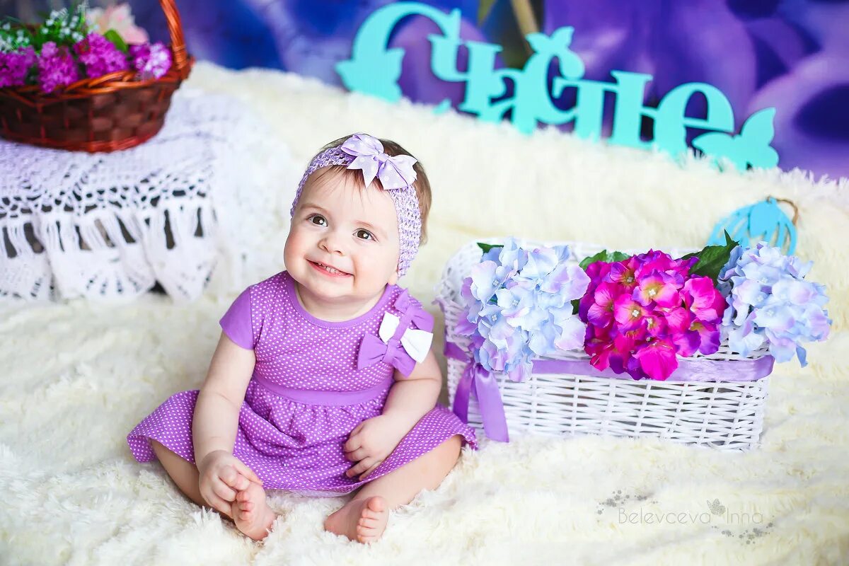 счастливая девочка. дети с цветами. мама с ребёнком на руках. женщина с ребенком на руках. счастливая женщина с ребенком.