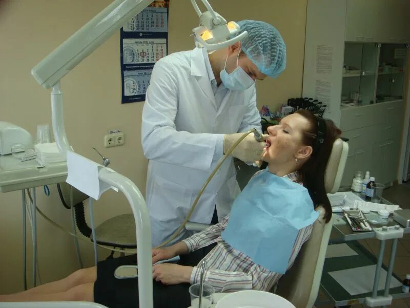 Гигиенист стоматологический. Стоматолог гигиенист. Осмотр стоматолога. Стоматология профилактическая гигиенист стоматологический.