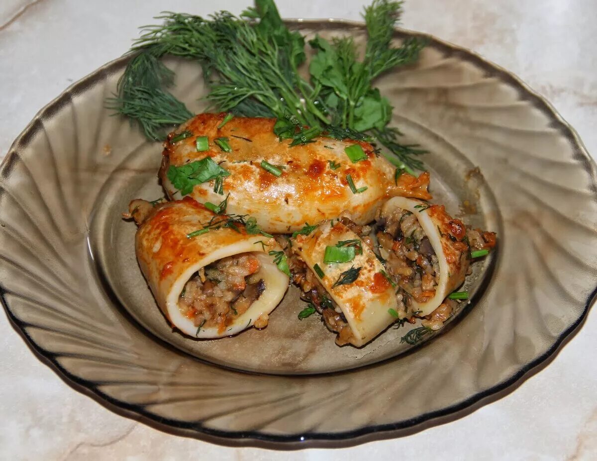 Фаршированные кальмары рецепты вкусные в духовке. Кальмар фаршированный лангустинами. Кальмары фаршированные грибами. Тушка кальмара фаршированная. Кальмар фаршированный нори.
