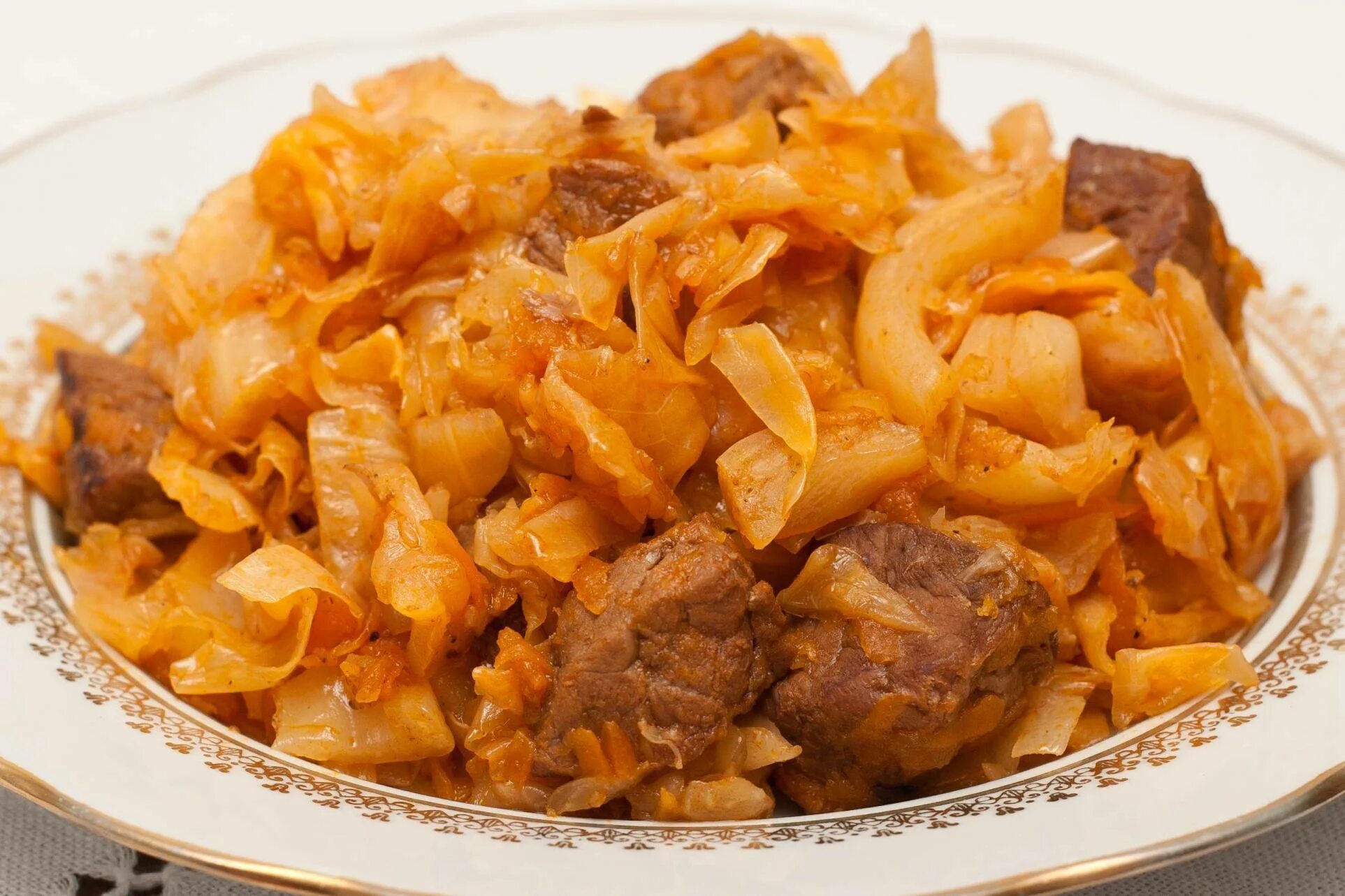 Приготовление свежей капусты с мясом. Тушёная капуста с картошкой и мясом. бигус с говядиной. тушеная капуста со свининой. тушеная капуста с говядиной.