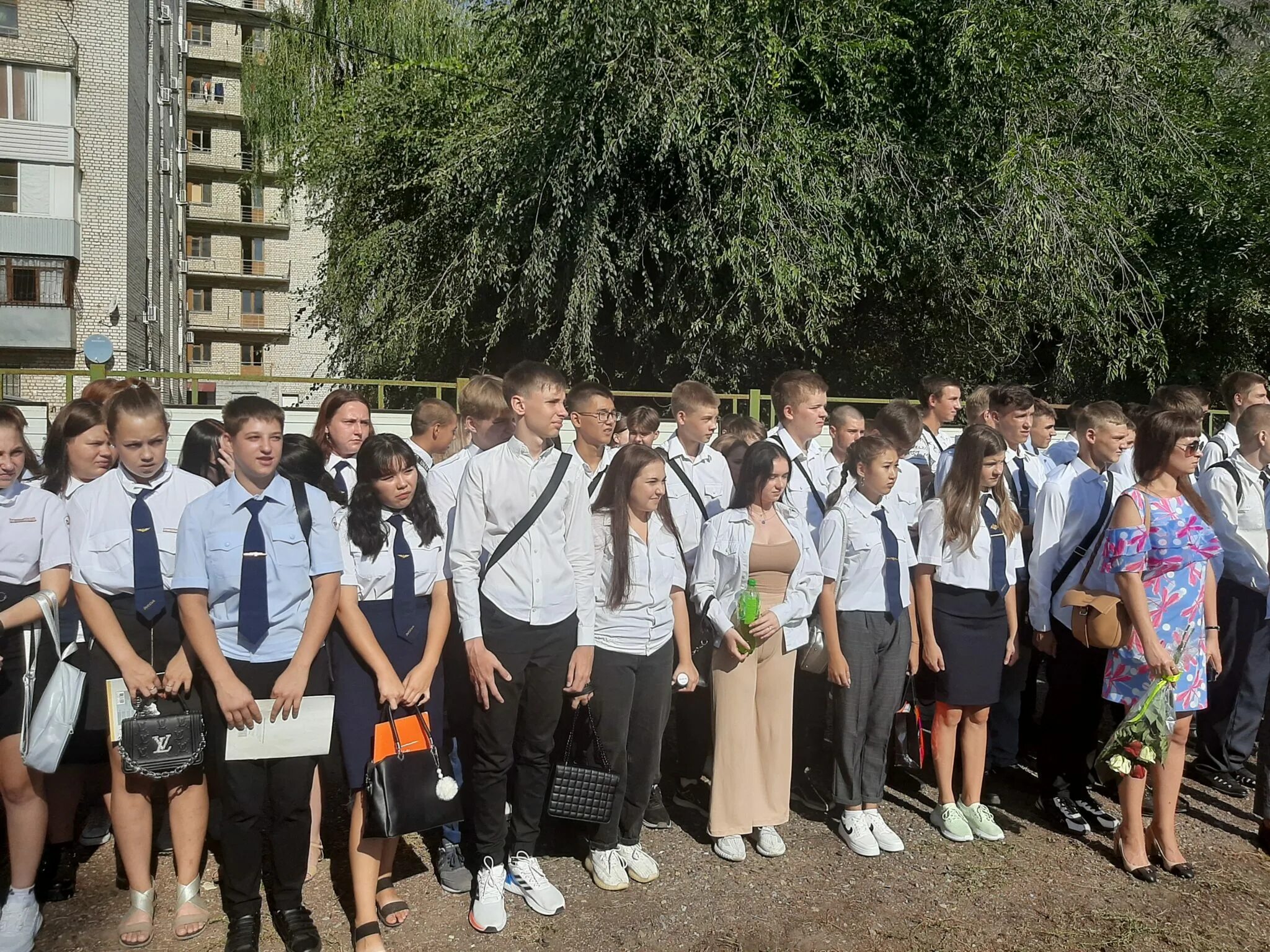 В колледжах есть 1 сентября. Железнодорожный техникум волгоград. строительный техникум волгоград. линейка в колледже 1 сентября. железнодорожный колледж оренбург.