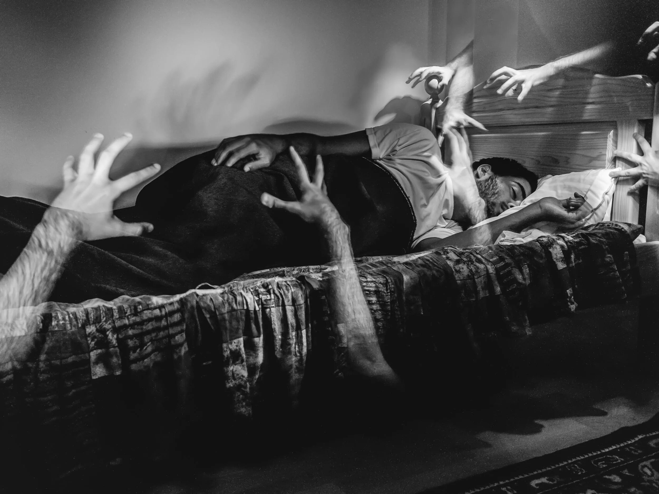 Спящий человек в кровати. Человек спит в кровати. Девушка в волнах моря. Сон про сильный. Сон про сильный.