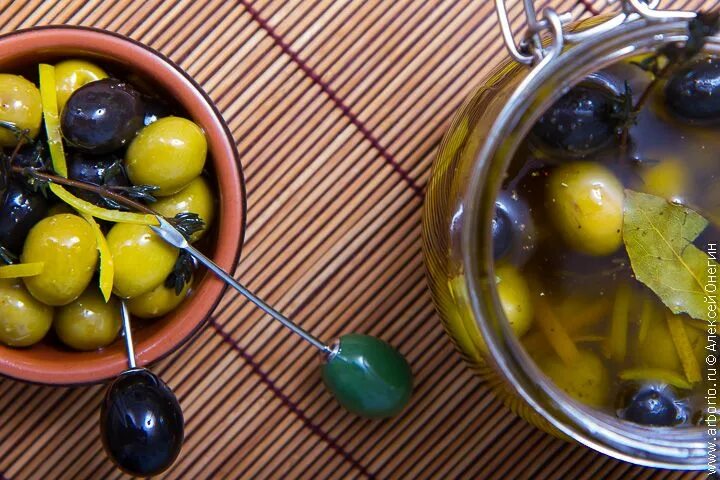 Мариновать маслины. Маринованные маслины. Оливки в маринаде. Оливки в кулинарии. Тёплые оливки закуска.