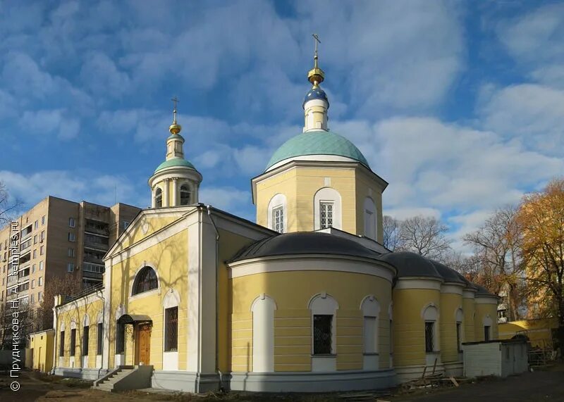 Интерьер храма тихвинской иконы в сущеве. Трапезный храм тихвинской иконы божией матери. Иконы храма в сущеве. Храм тихвинской божьей матери в сущеве. Церковь тихвинской иконы богоматери в сущеве.